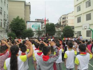 庆祝新中国成立68周年向国旗敬礼活动祝福语主题介绍图片3